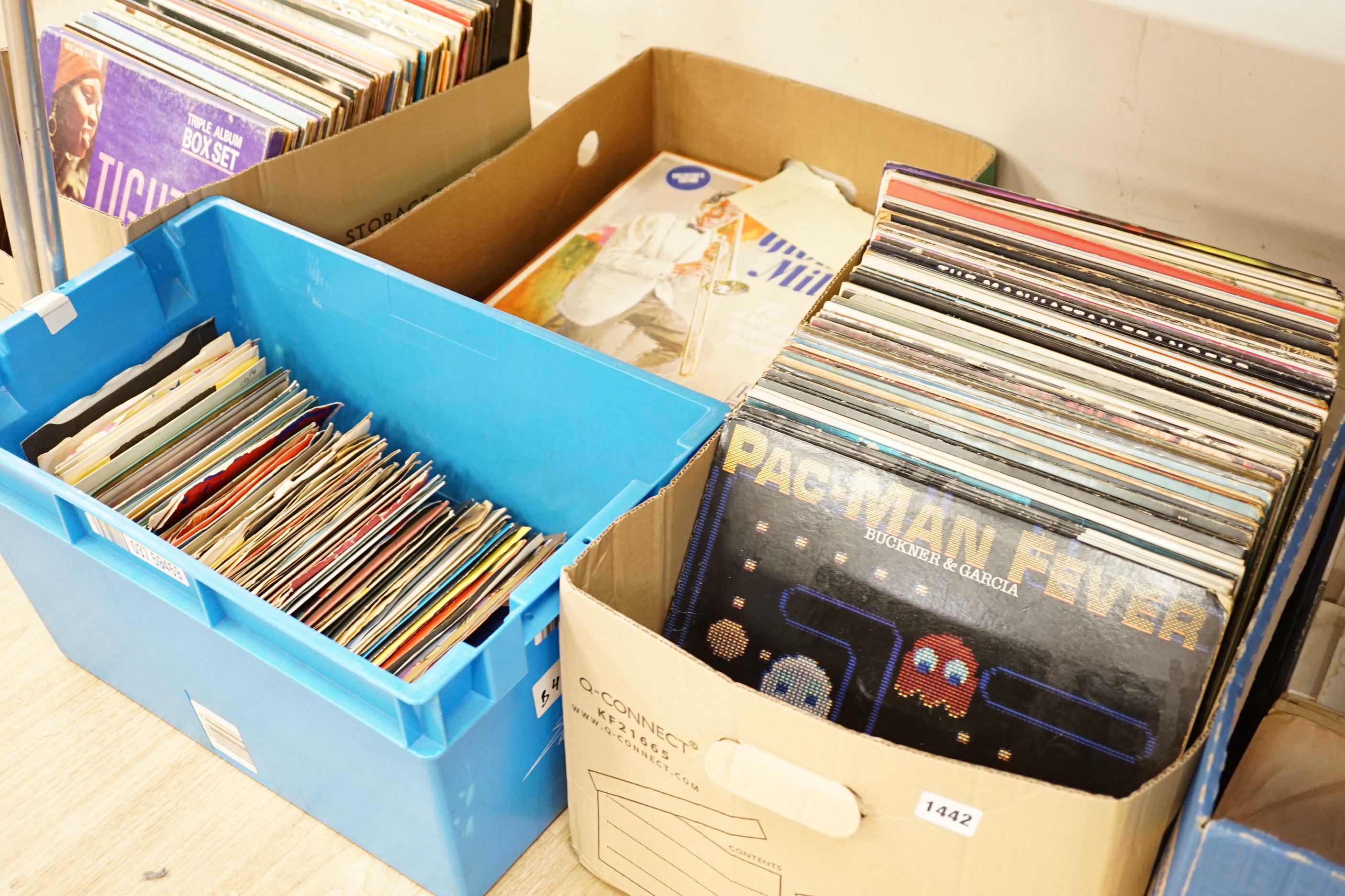 A large quantity of vinyl LP albums, mainly rock and pop to include The Beatles, Frank Zappa, Jimi Hendrix, Mama Cass, The Beach Boys, Roxy Music, etc. Together with a quantity of 7 inch singles and a few 78s.